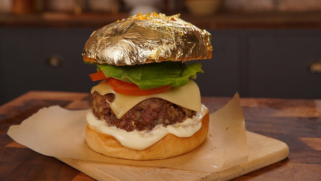 Với giá 666 USD (khoảng 16 triệu đồng), đây thực sự là chiếc hamburger "đại gia". Nó được làm từ thịt bò Kobe đắt nức tiếng, pho mát Gruyère của Thụy Sĩ, muối mỏ lấy từ trên núi Himalaya, pa tê gan ngỗng, tôm hùm và nấm truffle. Ảnh: CNN.