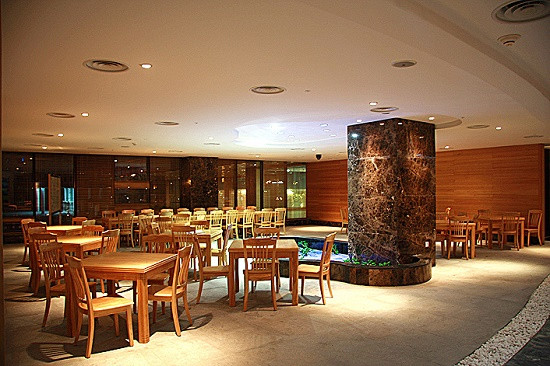 Không gian nhà hàng sang trọng trong khách sạn Grand Plaza. Ảnh: ĐSPL.