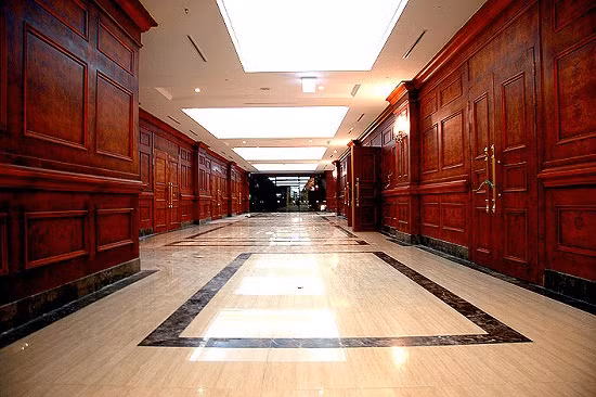 Grand Plaza có 4 phòng họp, 9 phòng chức năng được trang bị hiện đại với đầy đủ các dịch vụ cho thuê trang thiết bị, internet...Ảnh: ĐSPL