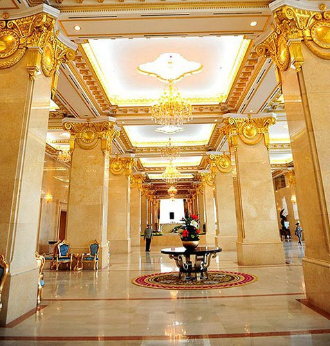 Grand Plaza cũng là khách sạn đầu tiên tại Hà Nội có thiết kế trần, tường, các họa tiết trang trí trong phòng được dát vàng 24K. Ảnh: viettimejsc.