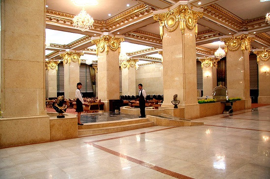 Màu vàng chủ đạo từ sảnh tầng 1 cho đến hàng lang, và trong từng phòng nghỉ. Ảnh: ĐSPL.