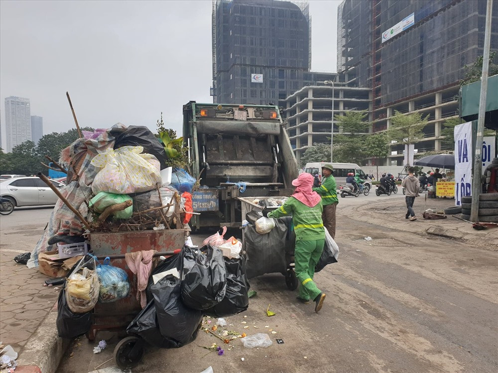 Một lái xe chở rác cho biết, việc chặn bãi rác Nam Sơn không những chỉ ảnh hưởng đến môi trường mà còn ảnh hưởng đến những công nhân làm công việc thu dọn vệ sinh môi trường. Mỗi một chuyến xe chở được rác đi và về sẽ mất khoảng 5 tiếng đồng hồ, trong đó thời gian chạy xe là 3 tiếng, thời gian thu nhận rác tại các điểm tập kết cũng mất khoảng 2 tiếng. Do vậy thời gian làm việc của lái xe và công nhân cũng buộc phải tăng theo.