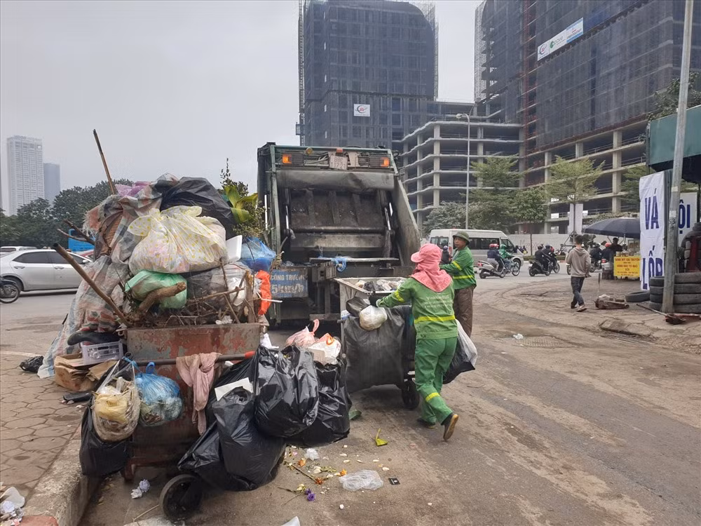 Một lái xe chở rác cho biết, việc chặn bãi rác Nam Sơn không những chỉ ảnh hưởng đến môi trường mà còn ảnh hưởng đến những công nhân làm công việc thu dọn vệ sinh môi trường. Mỗi một chuyến xe chở được rác đi và về sẽ mất khoảng 5 tiếng đồng hồ, trong đó thời gian chạy xe là 3 tiếng, thời gian thu nhận rác tại các điểm tập kết cũng mất khoảng 2 tiếng. Do vậy thời gian làm việc của lái xe và công nhân cũng buộc phải tăng theo.