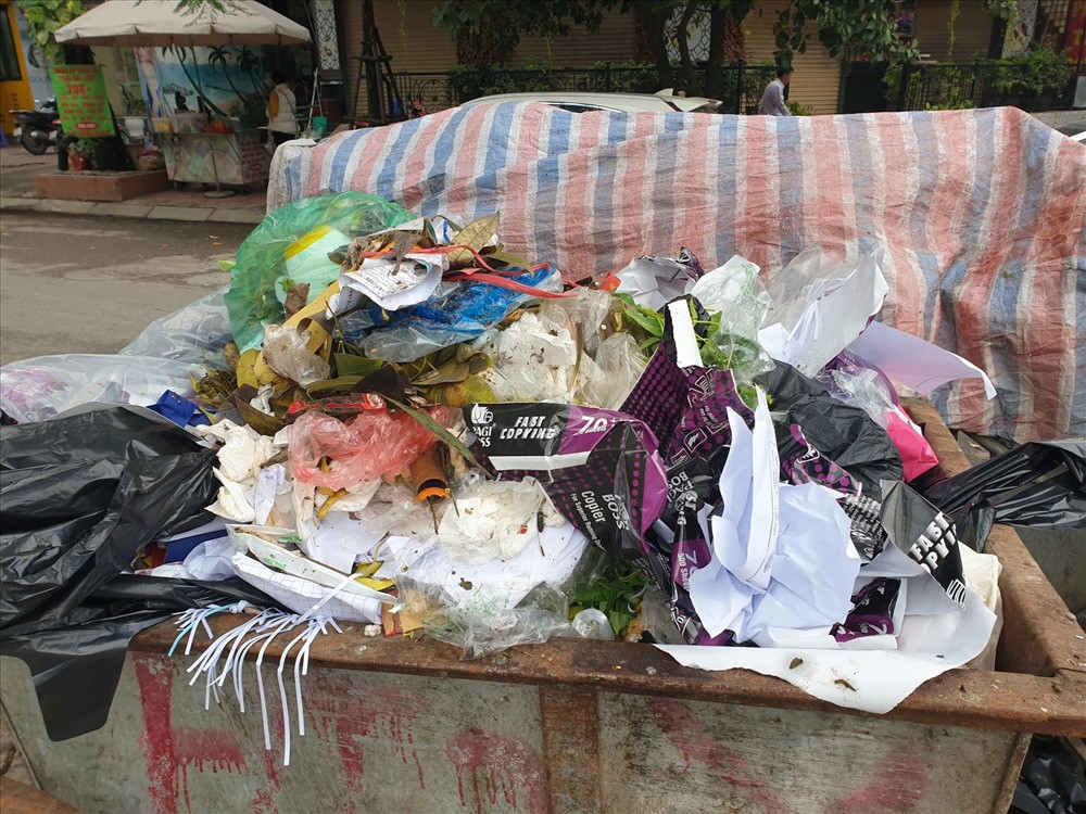 Điều này khiến cho những người dân đi bộ qua khu vực này phải nín thở và đi thật nhanh.