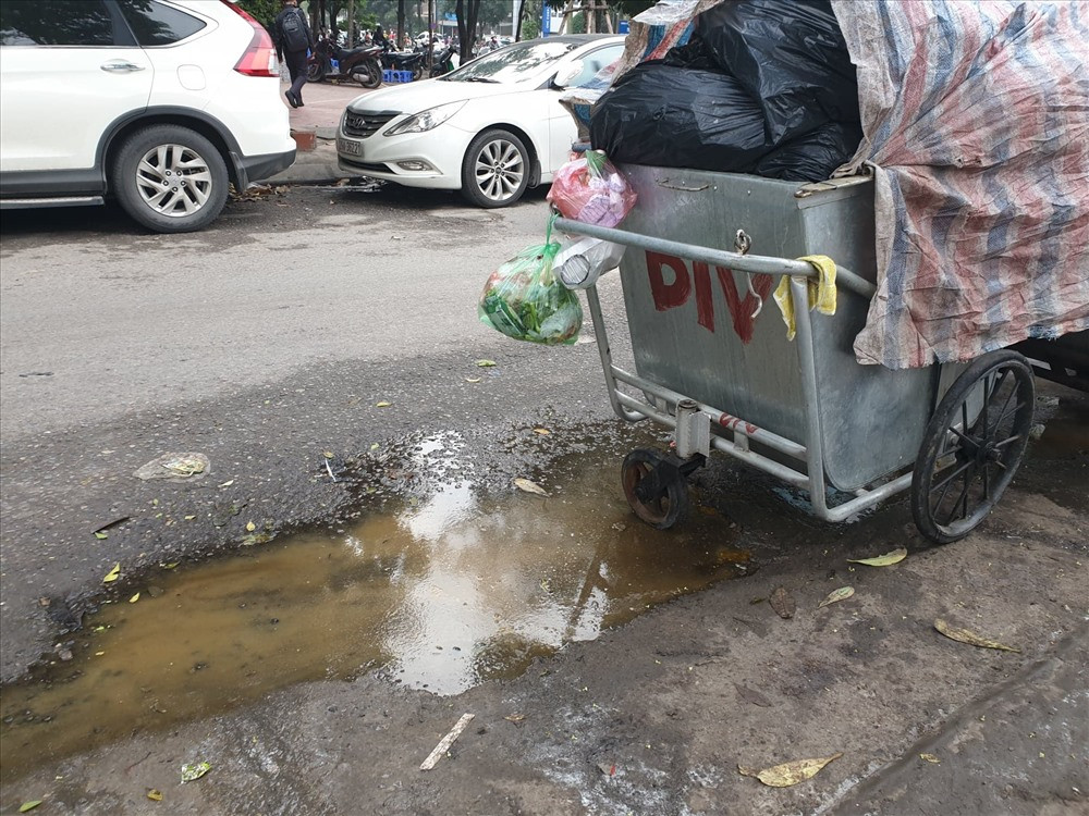 Bên cạnh những xe chất đống rác thải sinh hoạt là những vũng nước bẩn bốc mùi hôi thối.