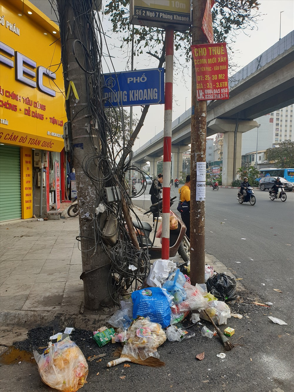 Tại khu vực gần chợ Phùng Khoang (Hà Đông) cũng xuất hiện rất nhiều bãi rác như thế này.