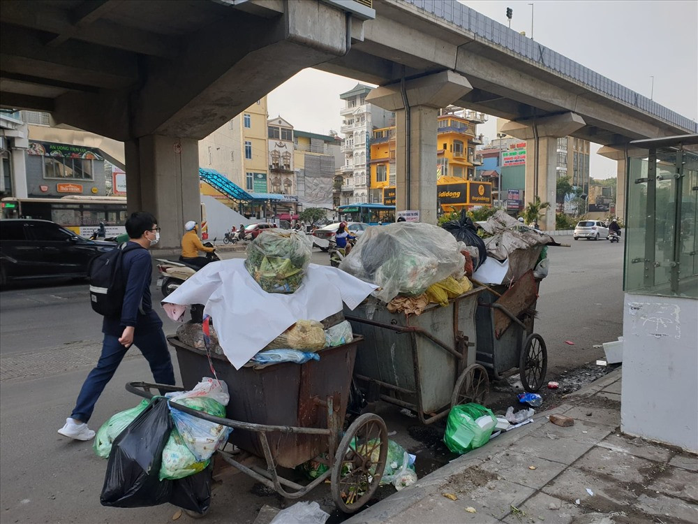 Vỉa hè bị chặn, người dân buộc phải đi xuống dưới lòng đường, tiềm ẩn rất nhiều nguy hiểm.