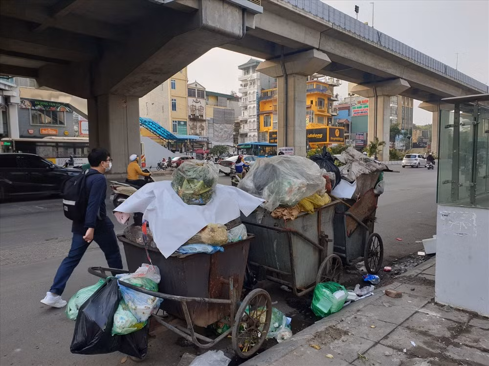 Vỉa hè bị chặn, người dân buộc phải đi xuống dưới lòng đường, tiềm ẩn rất nhiều nguy hiểm.