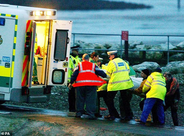 39 nguoi chet o Anh, ven buc man de che buon nguoi tri gia ca chuc trieu do