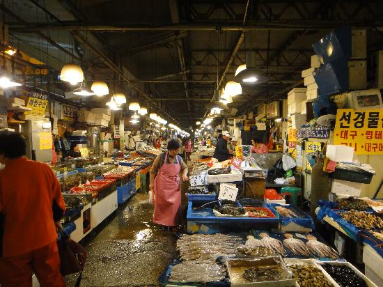 Theo thống kê, mỗi ngày có đến hơn 250 – 300 tấn thủy sản được bán ra tại chợ Noryangjin. Ảnh: TripAdvisor.