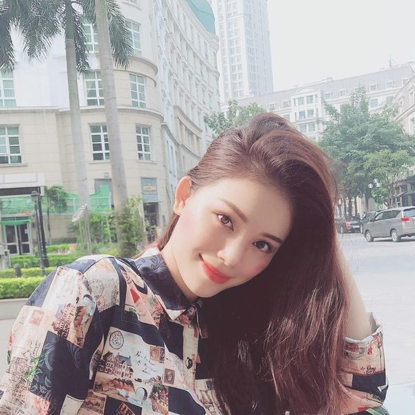 Linh Rin sinh năm 1993, tên thật là Ngô Phương Linh. Cô được khán giả biết đến nhiều khi tham gia một loạt chương trình như: HHT Icon 2007, Miss Cuxi 2010, Miss Teen 2010, Ngôi Sao Thời Trang 2011 và Lambretta Face Contest 2011…Ảnh: Yan.