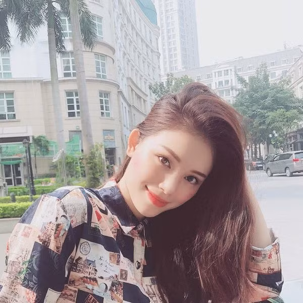 Linh Rin sinh năm 1993, tên thật là Ngô Phương Linh. Cô được khán giả biết đến nhiều khi tham gia một loạt chương trình như: HHT Icon 2007, Miss Cuxi 2010, Miss Teen 2010, Ngôi Sao Thời Trang 2011 và Lambretta Face Contest 2011…Ảnh: Yan.