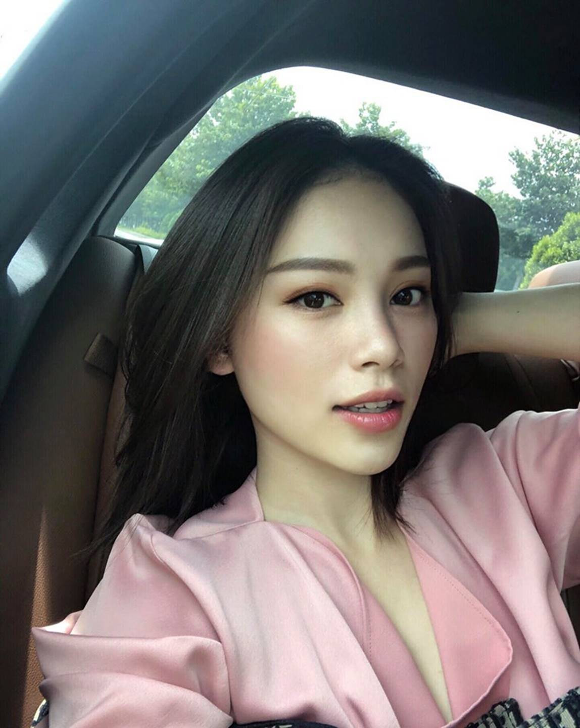 Nhiều người cho rằng, gia thế của cô nàng Linh Rin chắc cũng thuộc dạng “có của ăn của để”. Ảnh: FBNV.