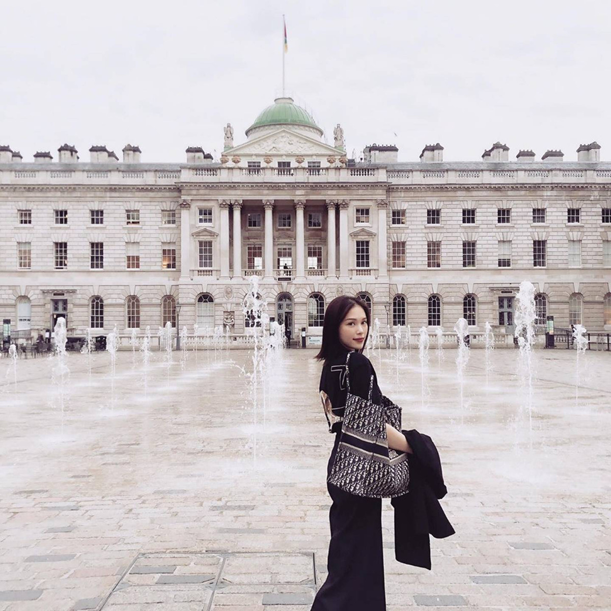 Phong cách thời trang, chụp ảnh đúng chuẩn "rich kid". Ảnh: FBNV.