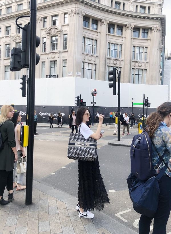 Những hình ảnh đăng tải trên mạng xã hội cho thấy hotgirl 9X Linh Rin có cuộc sống khá sang chảnh khi sở hữu nhiều món hàng hiệu đắt giá, thường xuyên đi du lịch ở nhiều địa danh nổi tiếng trên thế giới. Ảnh: FBNV.