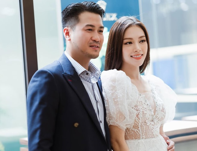 Thiếu gia Phillip Nguyễn từng vướng tin đồn hẹn hò một số người đẹp showbiz như Á hậu Hoàng My, Tú Anh, nhưng Linh Rin là bạn gái đầu tiên anh công khai. Ảnh: Zing.