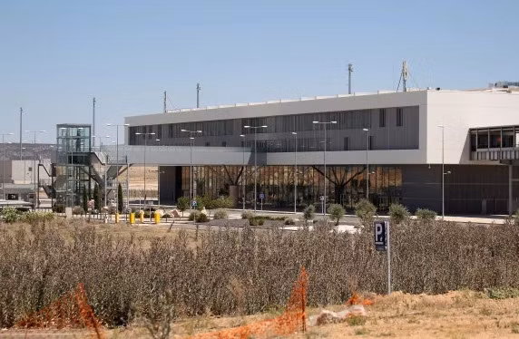 Còn được gọi Don Quijote, Ciudad Real là sân bay tư nhân đầu tiên ở Tây Ban Nha khai trương năm 2008. Sân nay vận chuyển khoảng 10 triệu hành khách mỗi năm.