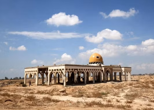 Được khai trương lần đầu tiên vào năm 1998 với sự hiện diện của Tổng thống Bill Clinton, Yasser Arafat là sân bay đầu tiên của Palestine mở cửa.