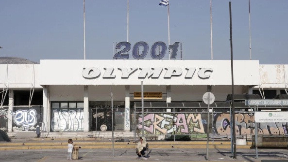 Eellinikon là sân bay quốc tế của Hy Lạp trong hơn 60 năm. Sân bay xây dựng vào năm 1938 và hoạt động đến năm 2001. Kể tư khi đóng cửa, sân bay Ellinikon trở thành nhà ở của người vô gia cư.