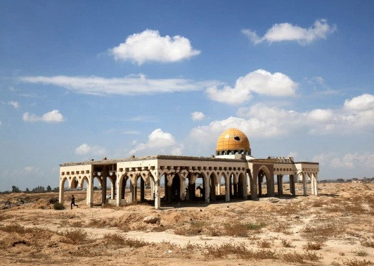 Được khai trương lần đầu tiên vào năm 1998 với sự hiện diện của Tổng thống Bill Clinton, Yasser Arafat là sân bay đầu tiên của Palestine mở cửa.