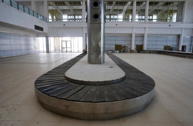 Jaisalmer là một trong những sân bay bị bỏ hoang mới nhất tại Ấn Độ. Phi trường được xây dựng vào năm 2013 với chi phí hơn 10,8 triệu bảng nhưng chưa từng đi vào hoạt động, khiến các thiết bị máy móc bám đầy bụi.