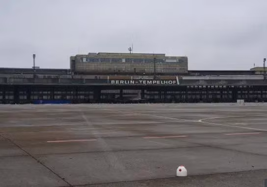 Có diện tích 303 ha, Berlin Tempelhof từng được Đức Quốc xã tiếp quản và sử dụng làm sân bay.