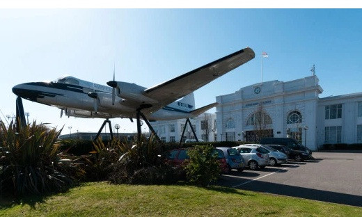 Croydon (Anh) là sân bay quốc tế đầu tiên trên thế giới sử dụng kiểm soát không lưu. Tuy nhiên, do diện tích quá nhỏ, lượng hành khách đông, sân bay buộc phải đóng cửa vào năm 1959. Nhà ga hiện được sử dụng như một khách sạn và bảo tàng.