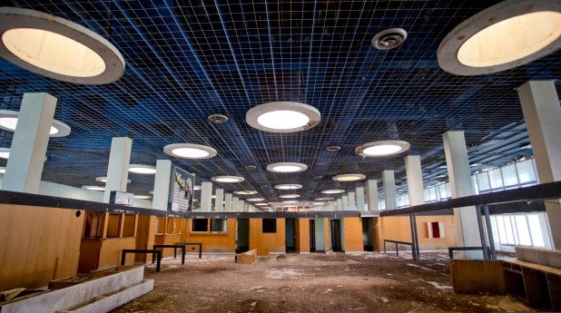 Tuy nhiên, ngày nay sân bay Nicosia bị bỏ hoang. Cơ sở hạ tầng mục nát , không ai được vào khi chưa có sự cho phép của chính quyền địa phương.