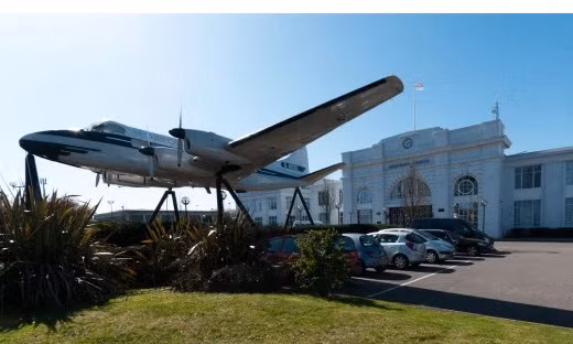 Croydon (Anh) là sân bay quốc tế đầu tiên trên thế giới sử dụng kiểm soát không lưu. Tuy nhiên, do diện tích quá nhỏ, lượng hành khách đông, sân bay buộc phải đóng cửa vào năm 1959. Nhà ga hiện được sử dụng như một khách sạn và bảo tàng.