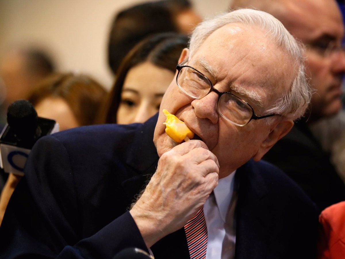 Tỷ phú Warren Buffett có thói quen ăn sáng theo sự lên xuống của thị trường chứng khoán. Ông có vài lựa chọn với mức giá khác nhau (nhưng không quá 3,17 USD) tại cửa hàng McDonald’s. Khi thị trường lên, ông sẽ ăn món đắt hơn tại đây. Ảnh: Getty.