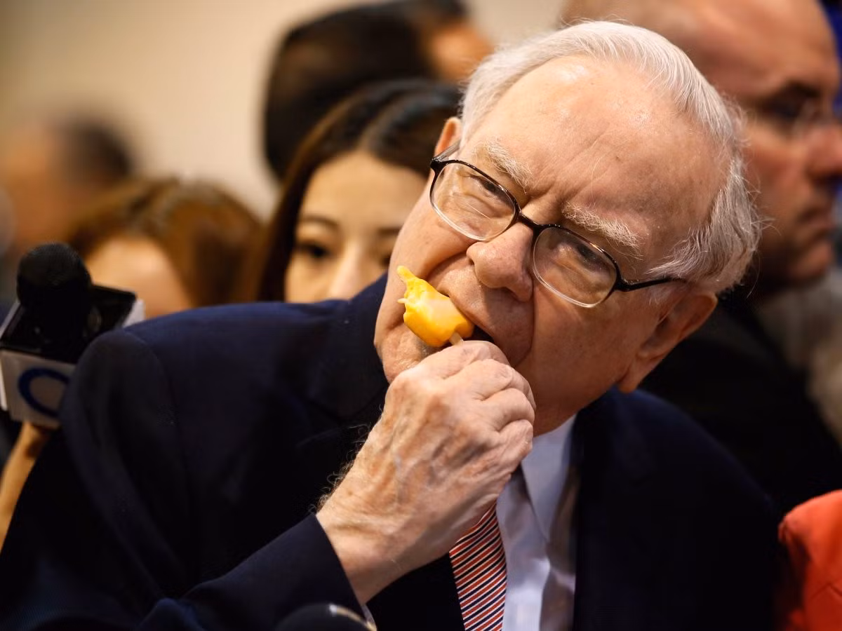 Tỷ phú Warren Buffett có thói quen ăn sáng theo sự lên xuống của thị trường chứng khoán. Ông có vài lựa chọn với mức giá khác nhau (nhưng không quá 3,17 USD) tại cửa hàng McDonald’s. Khi thị trường lên, ông sẽ ăn món đắt hơn tại đây. Ảnh: Getty.