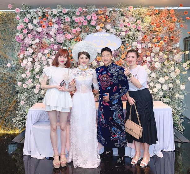 Claret Giang Lê (tên thật Lê Châu Giang) sinh năm 1993, là một trong những rich kid đình đám ở Hà Nội. Cô nàng nổi tiếng với vai trò là nhà thiết kế thời trang và từng có show diễn tại Vietnam International Fashion Week 2017. Ảnh: FBNV.