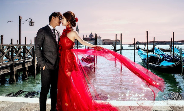Đáng chú ý nhất là đợt đi du lịch kết hợp chụp hình pre-wedding của rich kid Giang Lê và chồng. Bộ ảnh được thực hiện kỳ công tại Paris, Roma, Santorini và Venice. Ảnh: Giaoducthoidai.