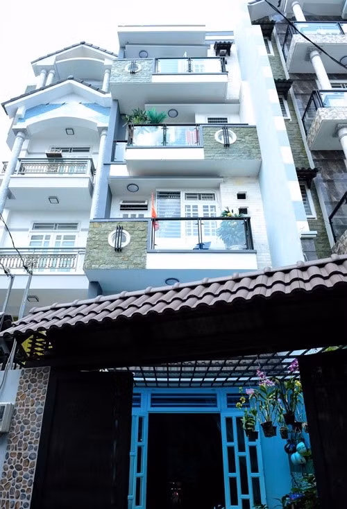 Giọng ca "Không cảm xúc" từng khiến nhiều người choáng váng khi khoe căn nhà 4 tầng ở quận Gò Vấp, TP HCM.