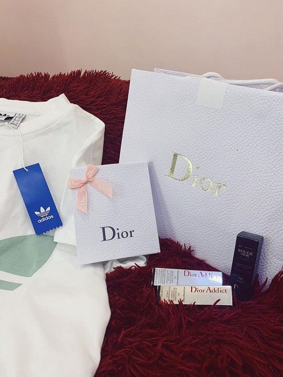 Người đẹp cũng là một tín đồ của hàng hiệu với những món đồ đắt tiền. Ảnh: Công lý &amp; Xã hội.