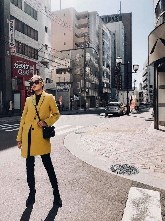 Bên cạnh đó, Khánh Vân còn thường xuyên đi du lịch sang chảnh chẳng kém cạnh ai. Ảnh: Công lý &amp; Xã hội.