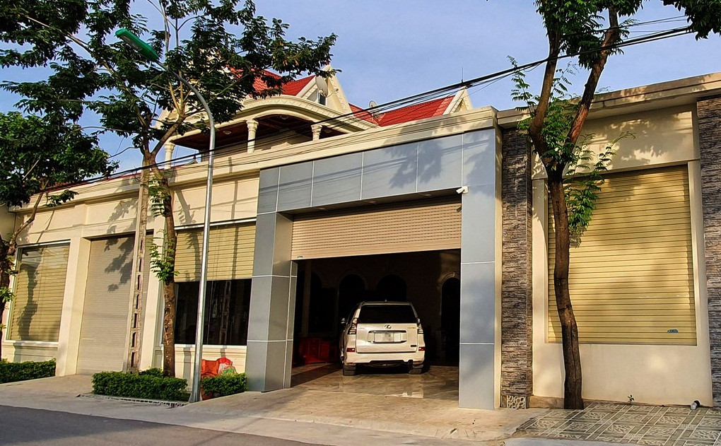 Nhiều ngôi nhà to rộng còn có thiết kế garae để xe hơi. Ảnh: Zing.