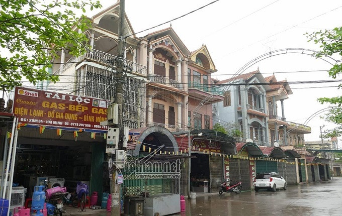 Xã Hải Minh (Hải Hậu, Nam Định) nổi tiếng với hàng loạt biệt thự nằm san sát nhau. Trong đó, có những biệt thự trị giá từ 40-50 tỷ đồng, được xây dựng suốt gần 1 thập kỷ. Ảnh: Vietnamnet.