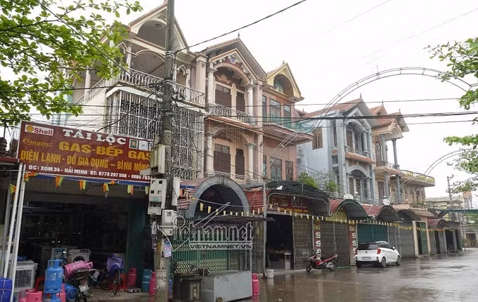 Xã Hải Minh (Hải Hậu, Nam Định) nổi tiếng với hàng loạt biệt thự nằm san sát nhau. Trong đó, có những biệt thự trị giá từ 40-50 tỷ đồng, được xây dựng suốt gần 1 thập kỷ. Ảnh: Vietnamnet.