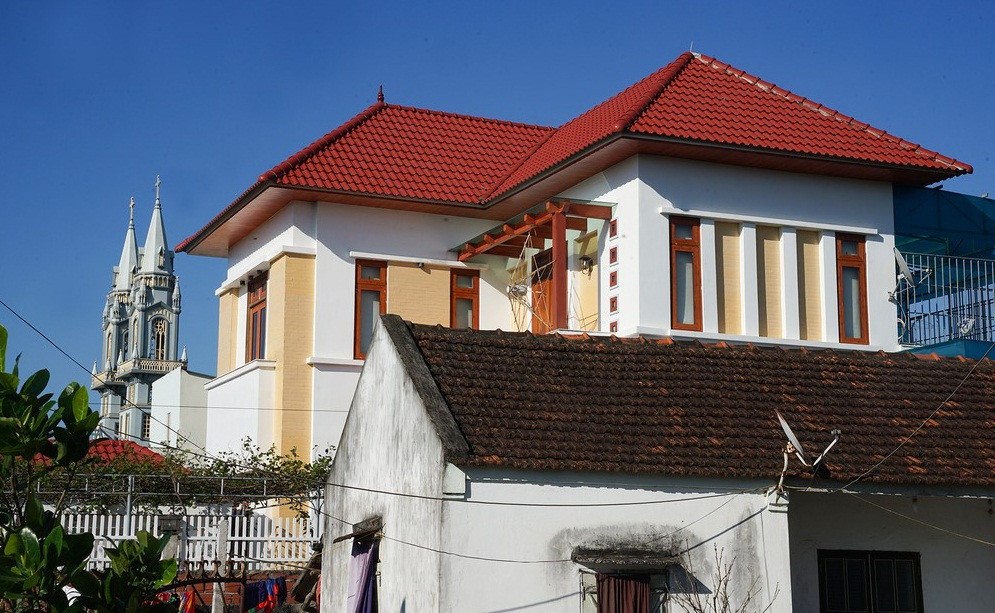 Nơi đây thay đổi diện mạo vì có tiền từ người đi xuất khẩu lao động gửi về. Những căn nhà xây theo kiểu biệt thự châu Âu ngày càng nhiều. Ảnh: Zing.