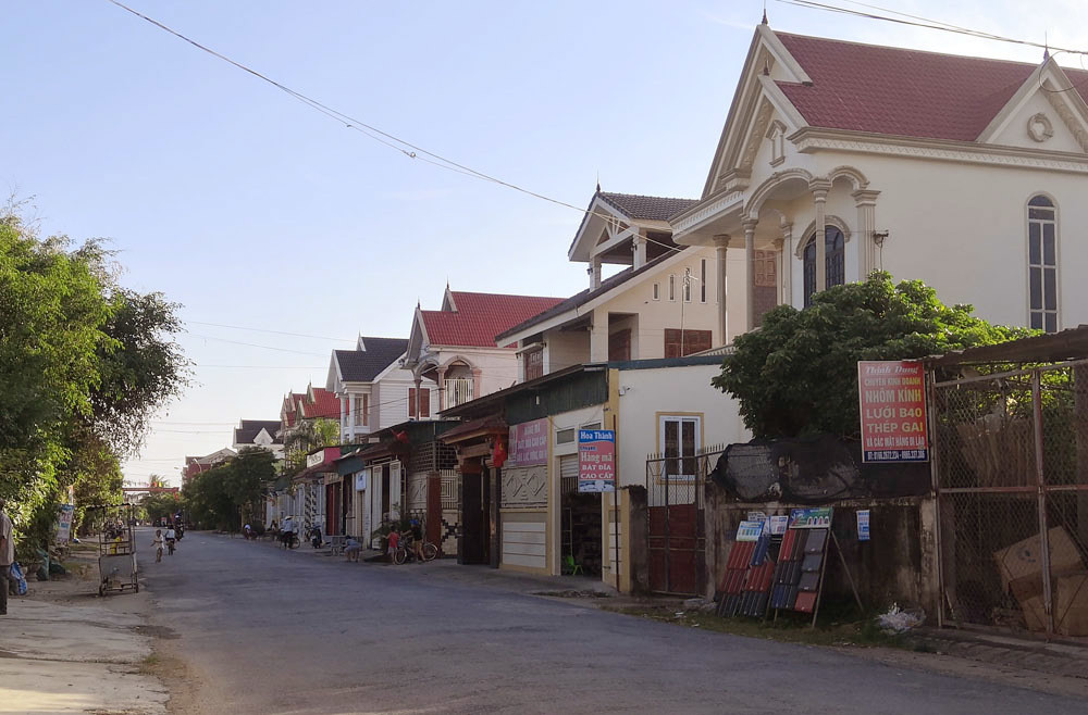 Khi có tiền, người dân xây biệt thự tiền tỷ nằm san sát nhau nối thành một con phố dài dọc theo trung tâm xã. Ảnh: Vietnamnet.