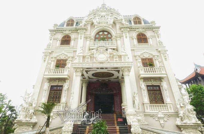 Nổi bật trong số đó là lâu đài màu trắng được xây dựng hơn 9 năm với kinh phí hơn 50 tỷ đồng. Ảnh: Vietnamnet.
