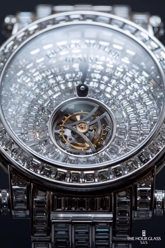 Khác hoàn toàn với dáng kim cương tròn thông thường, kim cương Baguette với 14 cạnh có quy trình cắt rất phức tạp.