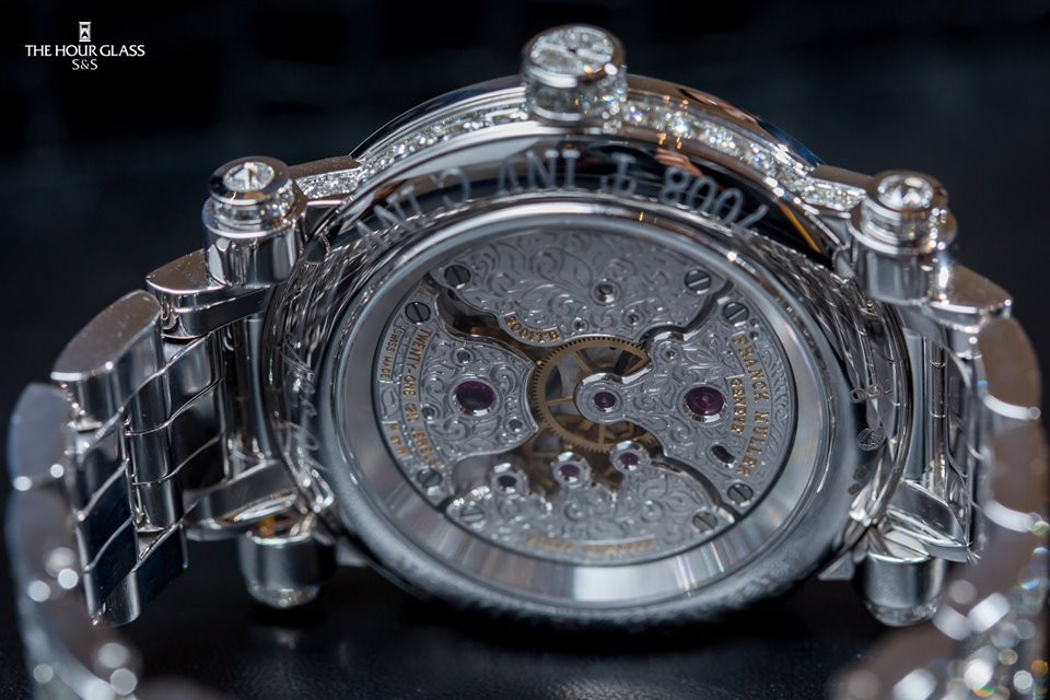Để sản xuất một chiếc đồng hồ xa xỉ này bằng phương pháp thủ công phải mất khoảng 1 tháng, từ việc nạm kim cương, chạm khắc chi tiết đến lắp cỗ máy Tourbillon.