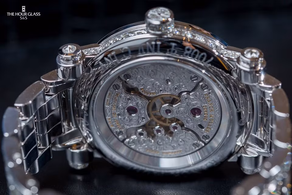 Để sản xuất một chiếc đồng hồ xa xỉ này bằng phương pháp thủ công phải mất khoảng 1 tháng, từ việc nạm kim cương, chạm khắc chi tiết đến lắp cỗ máy Tourbillon.