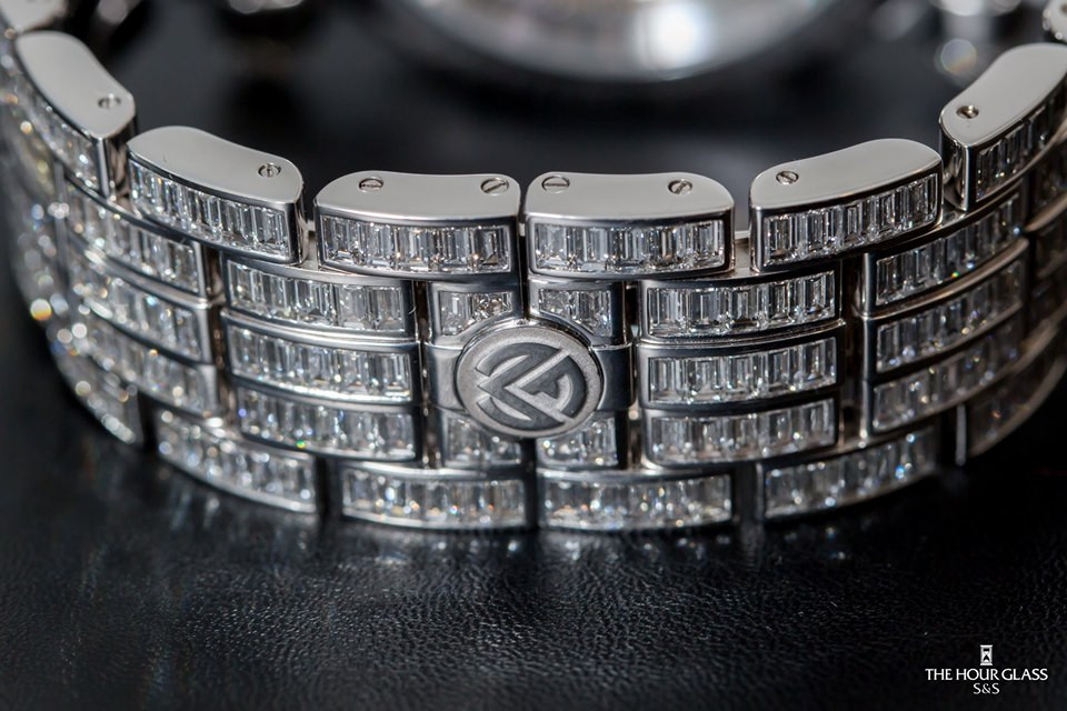 Tuy nhiên, việc tìm đủ số lượng và chất lượng đá quý phù hợp để đính đầy chiếc đồng hồ thì khó ước lượng được thời gian. Bởi, nó tuỳ vào độ quý hiếm của loại đá quý. Nguồn ảnh: Franckmuller, The Hour Glass S&amp;S.