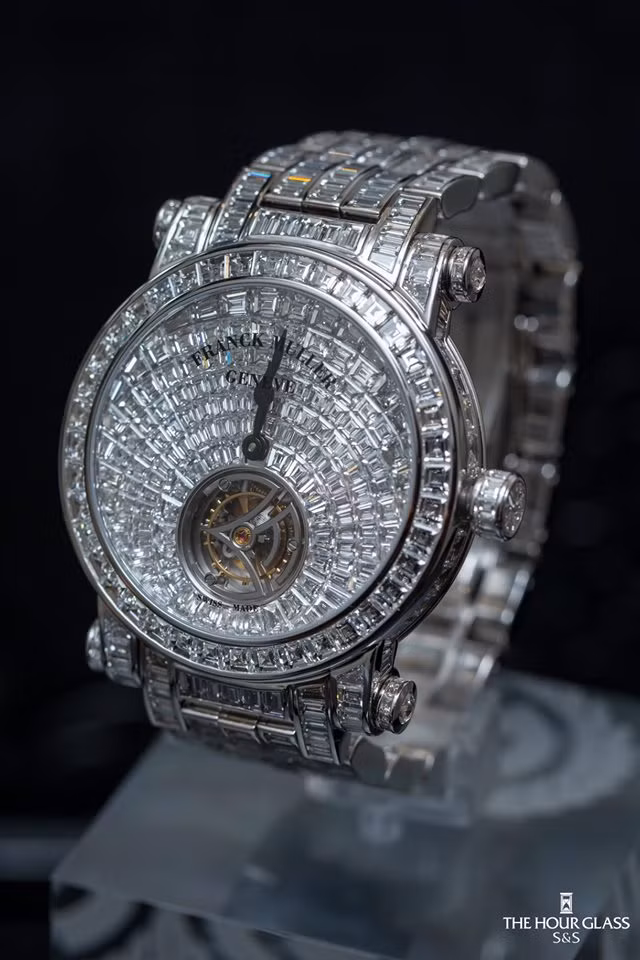 Toàn bộ chiếc đồng hồ đính đầy 629 viên kim cương Baguette.