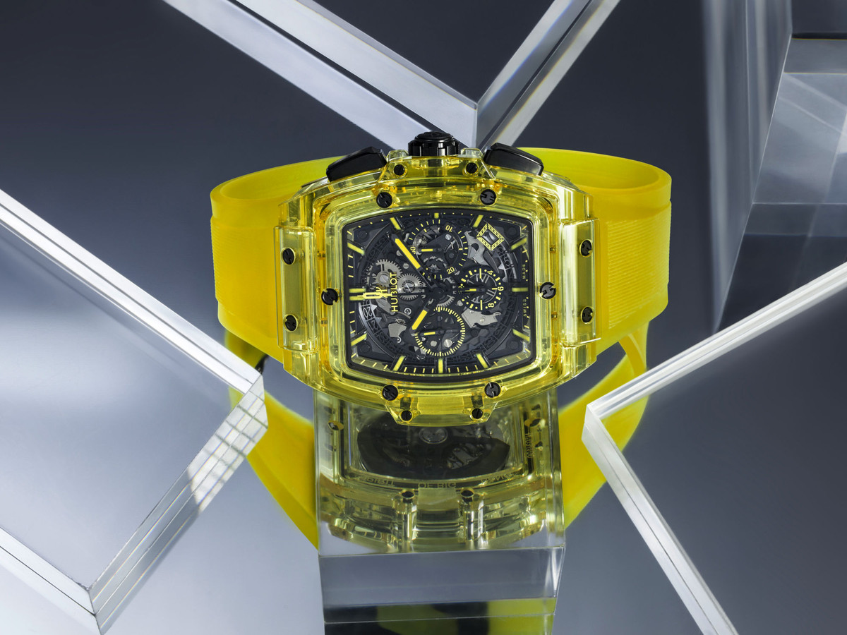 Đồng hồ mới nhất của Hoa hậu Mai Phương Thúy có thiết kế mặt vuôn dáng thể thao phần dây cao su mạnh mẽ mang tông vàng chanh bắt mắt..