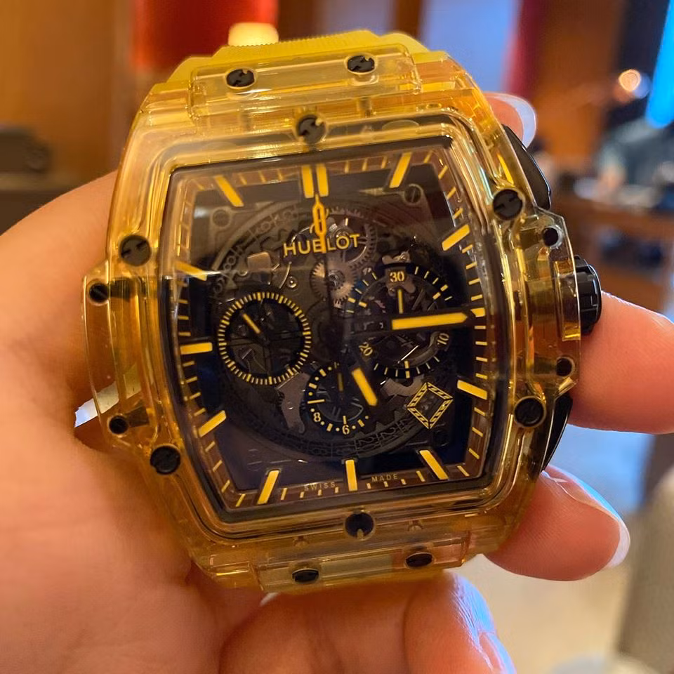 Chiếc đồng hồ này đến từ thương hiệu Hublot lừng danh. Được biết, phiên bản đồng hồ khá hiếm và màu này khá kén khách nên phải đặt trước.