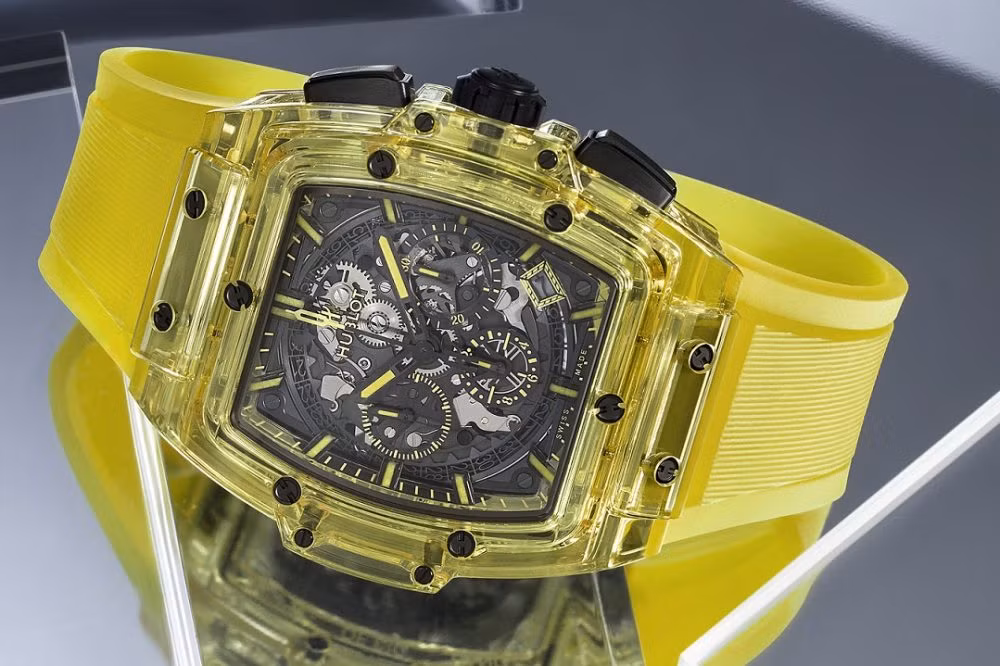 Đồng hồ có vỏ kính sapphire màu vàng được đánh bóng tinh tế, có mặt số bằng tinh thể sapphire chắc chắn. Ngoài ra, đồng hồ này có khả năng chống nước ở độ sâu 50 mét.